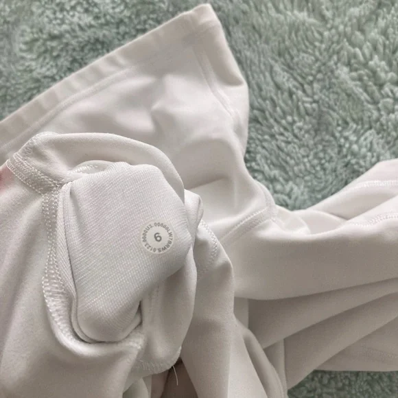 Lululemon Shorts White - Size 6 - Picture 3 of 4